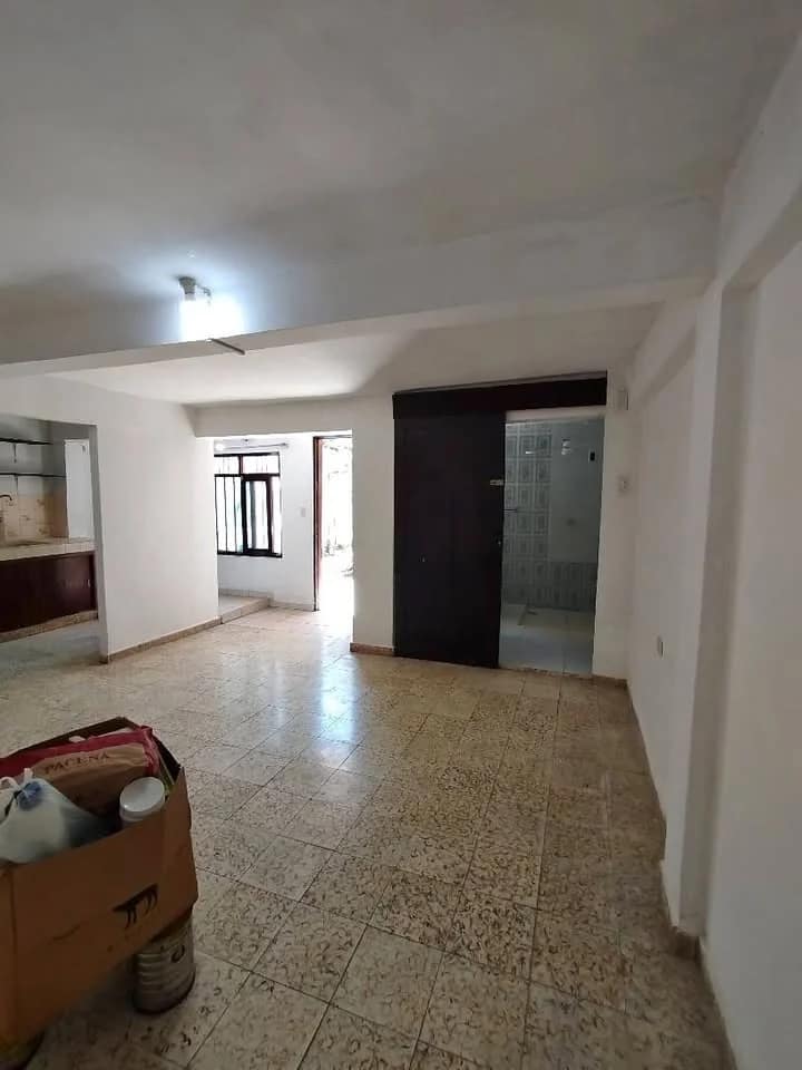Monoambiente en planta baja con agua y luz incluidas – Zona Centro