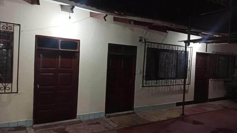 Habitación grande con baño, cocina-comedor y patio – Plaza Villa 1ro de Mayo, foto 2