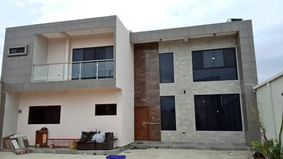 Casa de 4 habitaciones con amplio garaje en La Guardia km 9